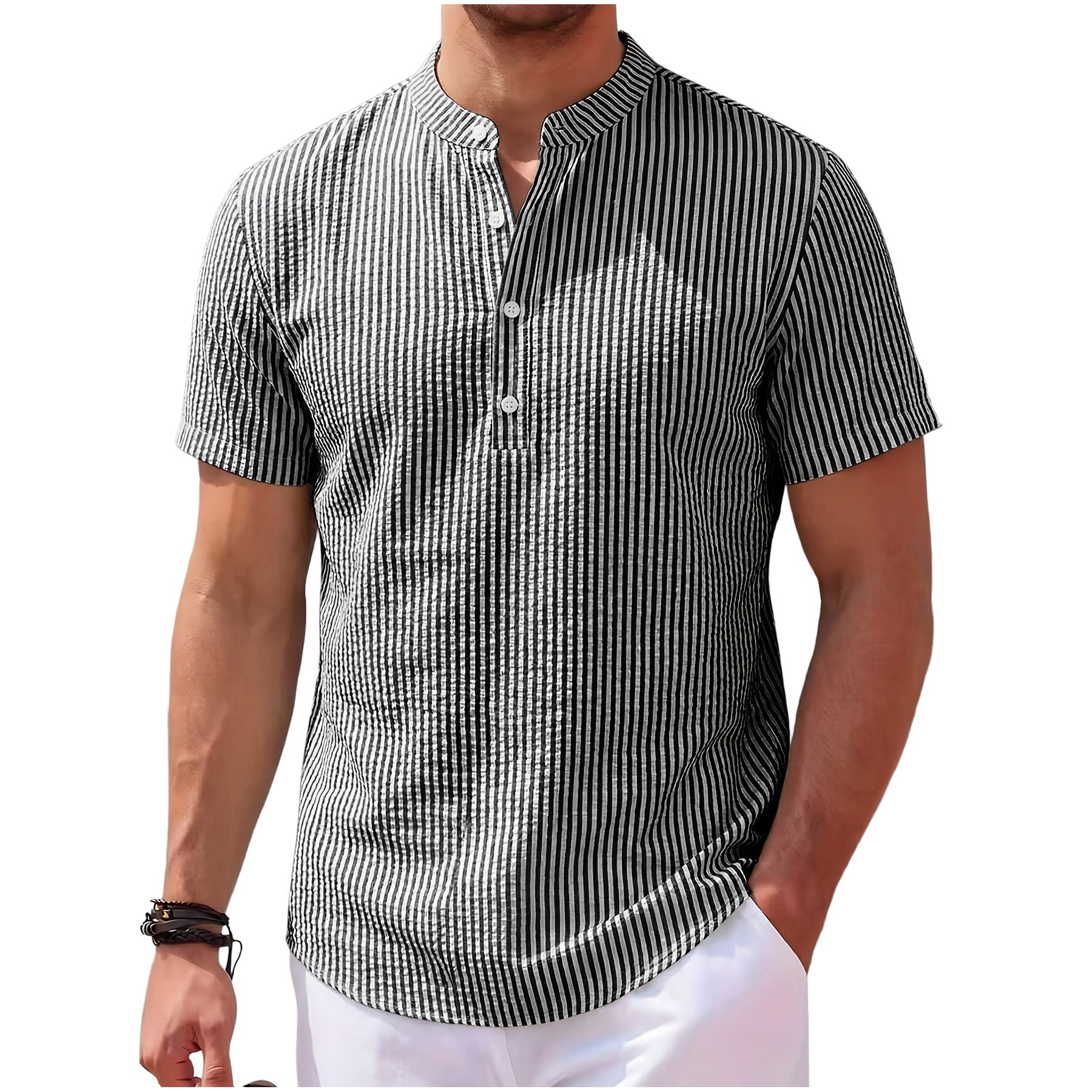 Detailopname van de unieke getextureerde streep en de Henley knoopsluiting van het shirt.