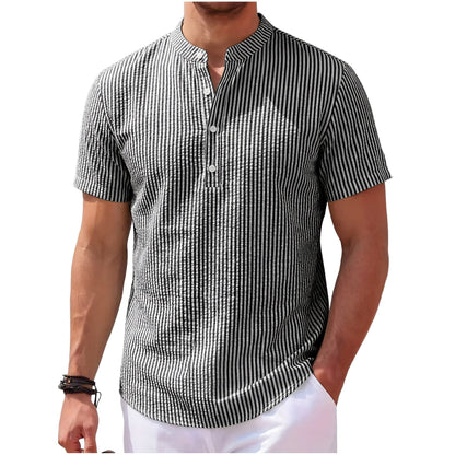 Detailopname van de unieke getextureerde streep en de Henley knoopsluiting van het shirt.