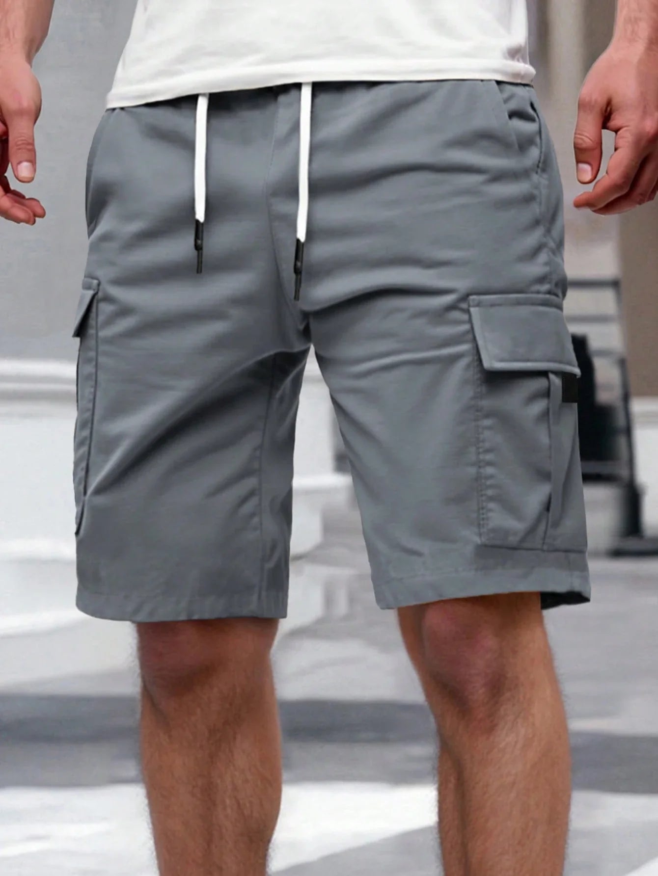 Detail van de witte cargoshorts, focust op de stiksels en de afwerking van de zakken.