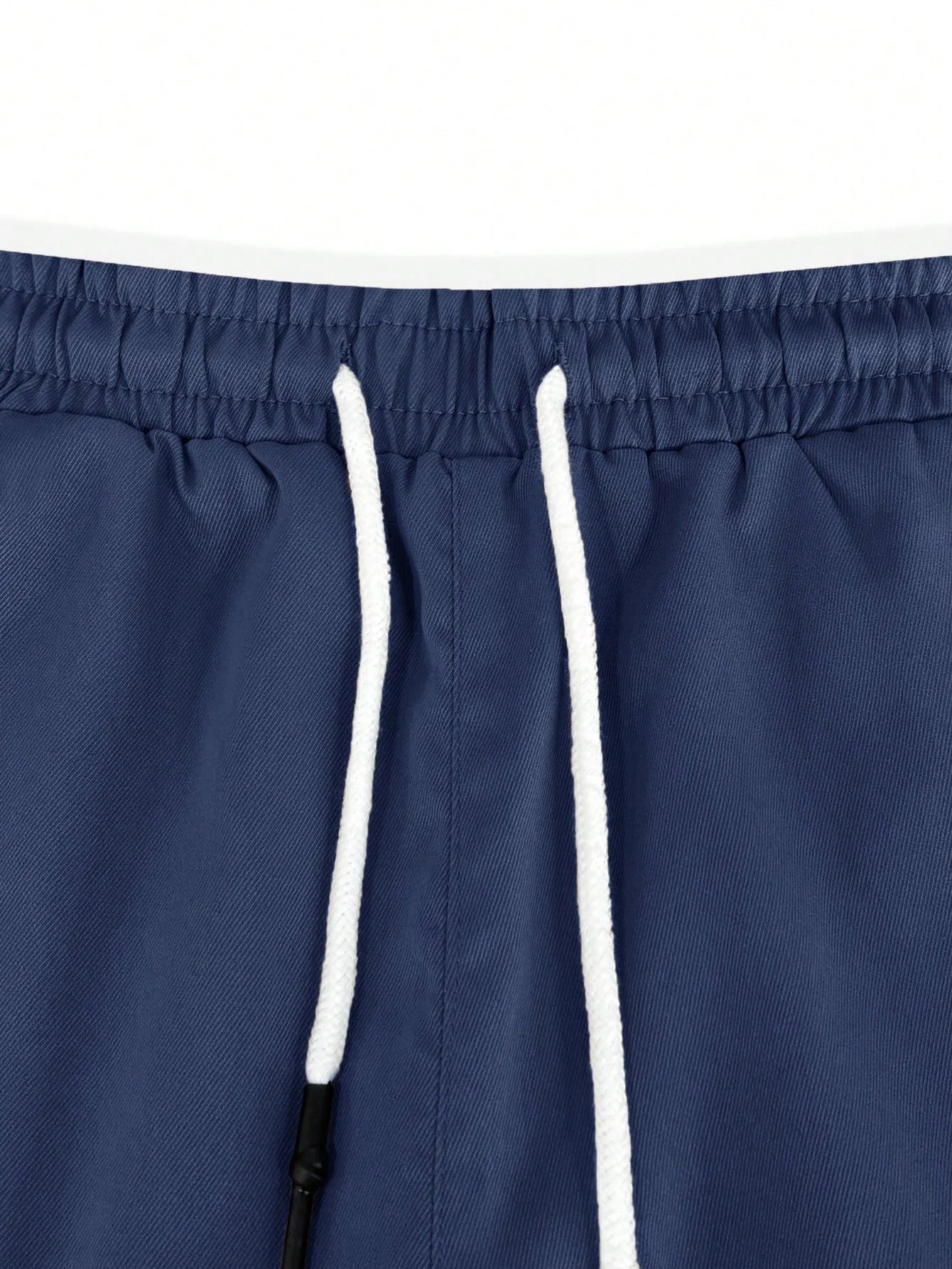 Achterkant van de witte Lennart cargoshorts, met een helder zicht op de achterzakken.