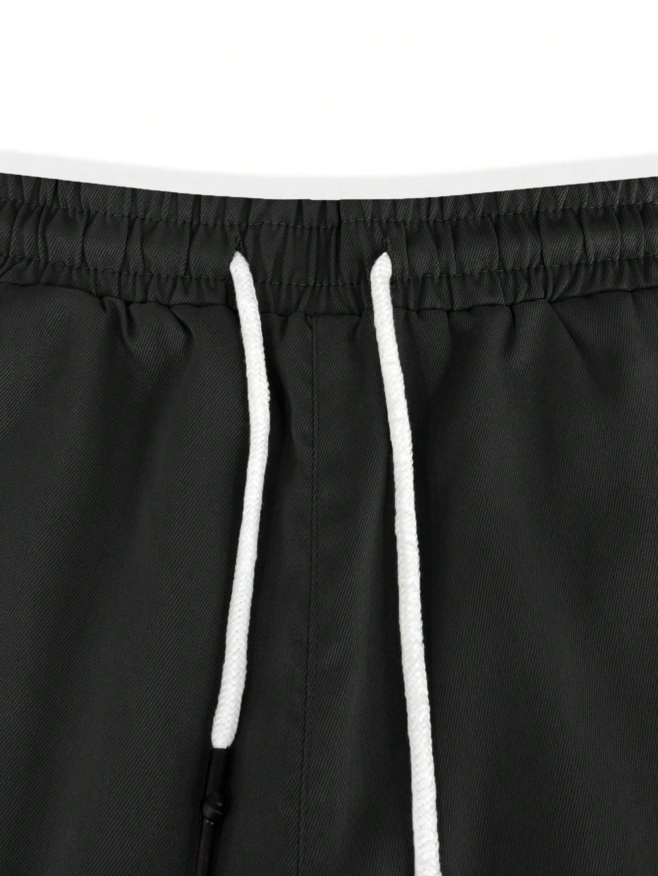 Close-up van de stof van de beige Lennart cargoshorts, met de nadruk op de duurzaamheid.