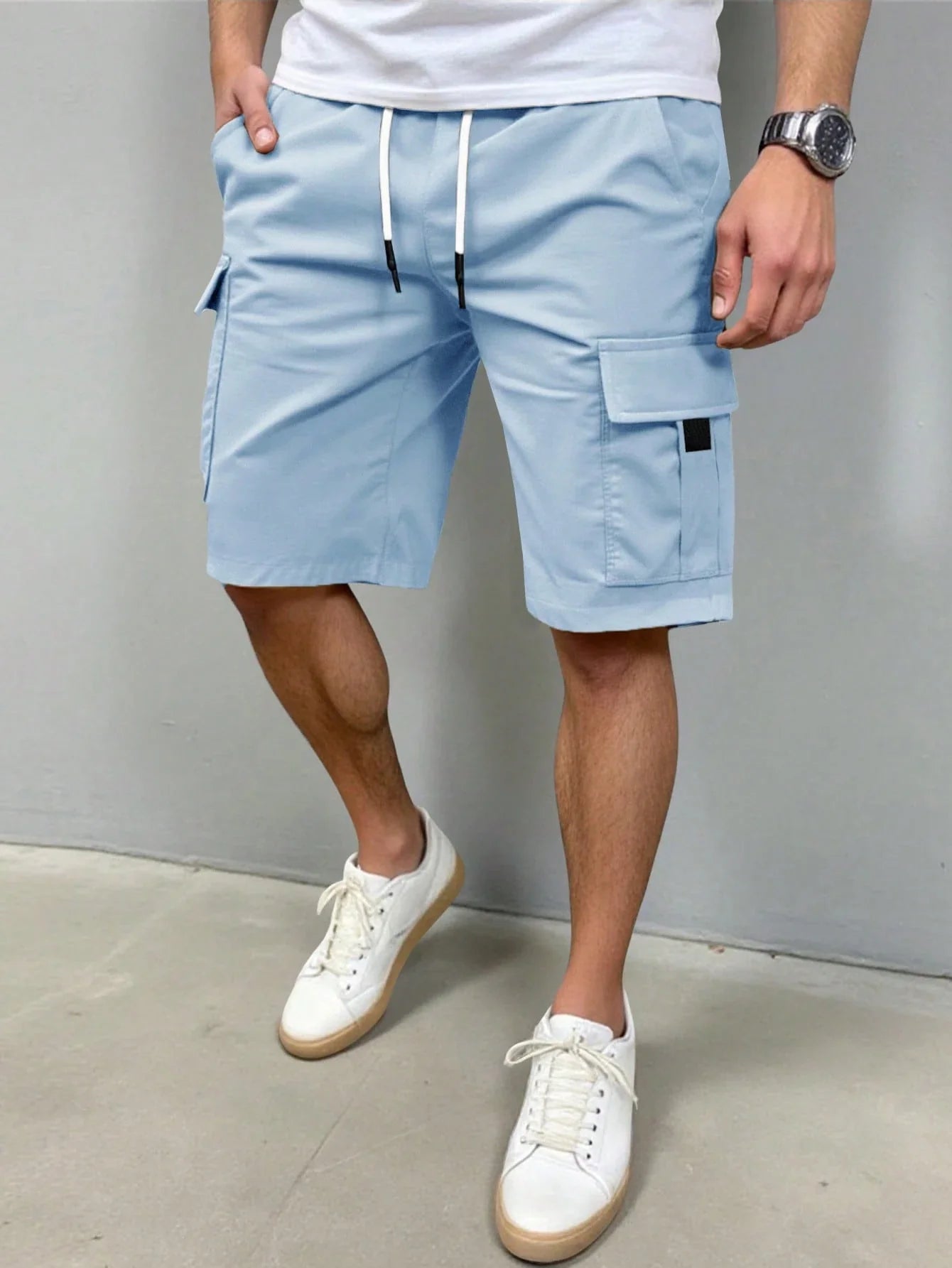 Achterkant van de grijze Lennart cargoshorts, met de klepzakken op de billen zichtbaar.