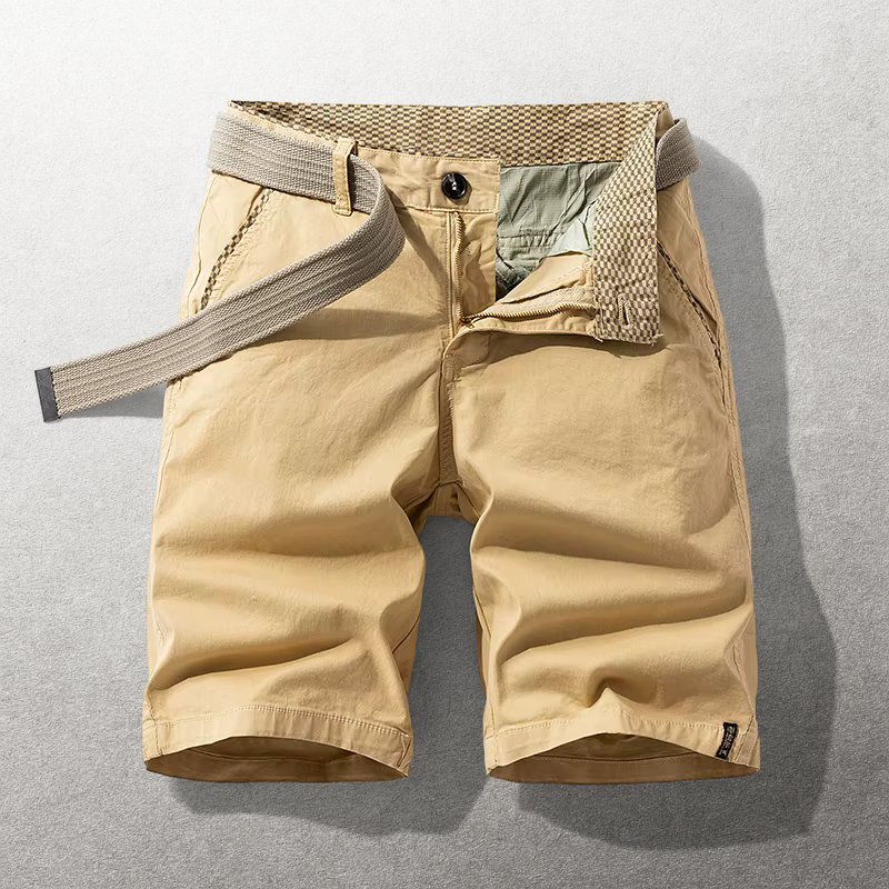 Vooraanzicht van de khaki Lennox katoenen chino shorts, liggend op een effen ondergrond.