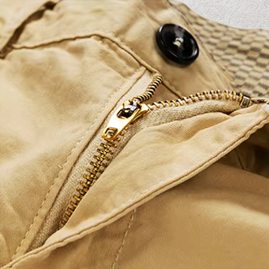 Zijaanzicht van de teal Lennox katoenen chino shorts, gedragen in een actieve, buitenomgeving.