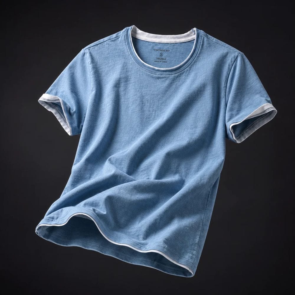 Zwart Lennox T-shirt met relaxte pasvorm, gedragen door een man, focus op de textuur van het katoenen T-shirt.