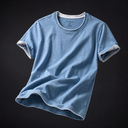 Zwart Lennox T-shirt met relaxte pasvorm, gedragen door een man, focus op de textuur van het katoenen T-shirt.