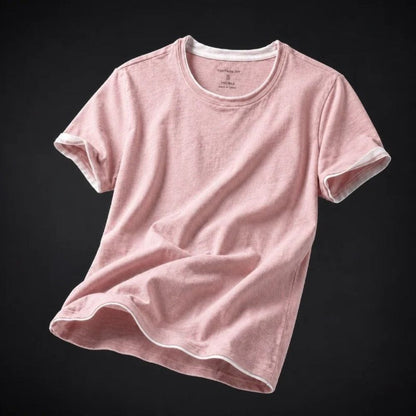 Close-up van de kraag en mouwen van het roze Lennox T-shirt, met de contrasterende trim duidelijk zichtbaar.