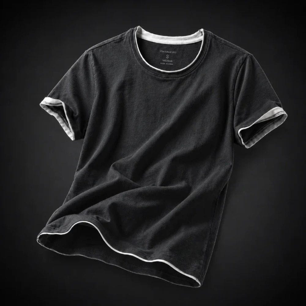 Grijs Lennox katoenen T-shirt in een lifestyle setting, gedragen tijdens een ontspannen wandeling langs de kust.