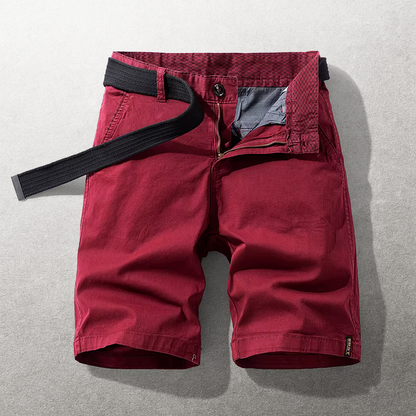 Close-up van de achterzakken van de bordeauxrode katoenen chino shorts, met aandacht voor stiksels.