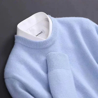 De trui in een marineblauwe tint, perfect te combineren met diverse outfits voor heren.