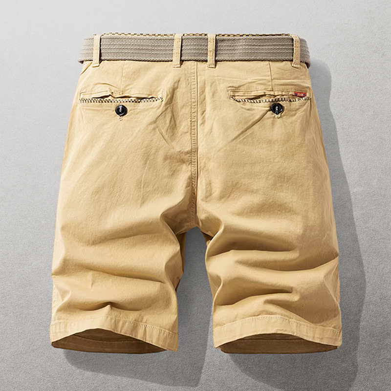 Textuurdetail van het zachte katoen twill van de teal katoenen chino shorts, van dichtbij gefotografeerd.
