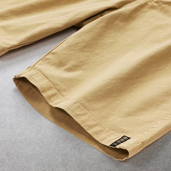 Vooraanzicht van de blauwe Lennox katoenen chino shorts, gedragen door een man in een casual setting.