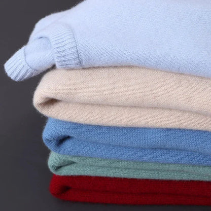 De trui gestyled met een nette broek, toont de veelzijdigheid voor zowel casual als geklede looks.