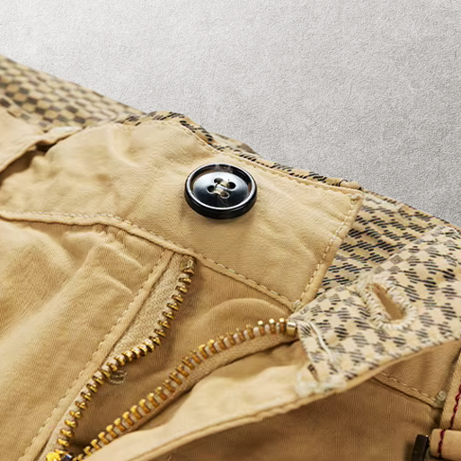 Bovenaanzicht van de khaki Lennox katoenen chino shorts, netjes opgevouwen met de riem erbij.