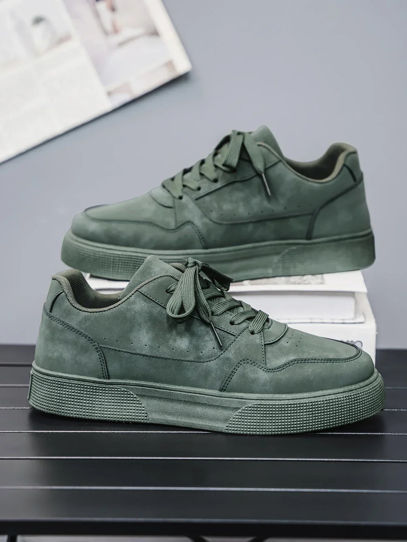 Een detailfoto van de hiel van de groene Silas herenschoenen, met de subtiele afwerking van het materiaal.