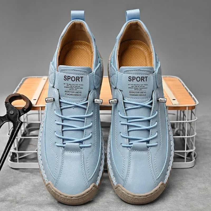 Zijaanzicht van de witte leren herensneakers, met de gedempte zool duidelijk zichtbaar.