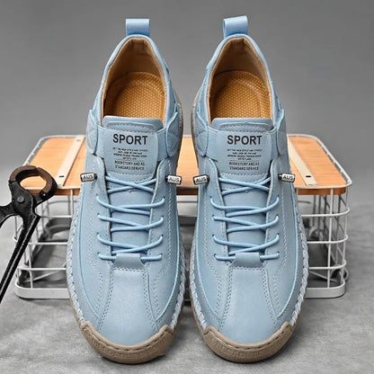 Zijaanzicht van de witte leren herensneakers, met de gedempte zool duidelijk zichtbaar.