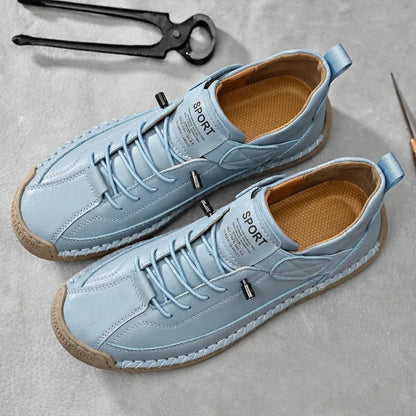 Crème leren herensneakers gecombineerd met een chino, straalt moeiteloze elegantie uit.