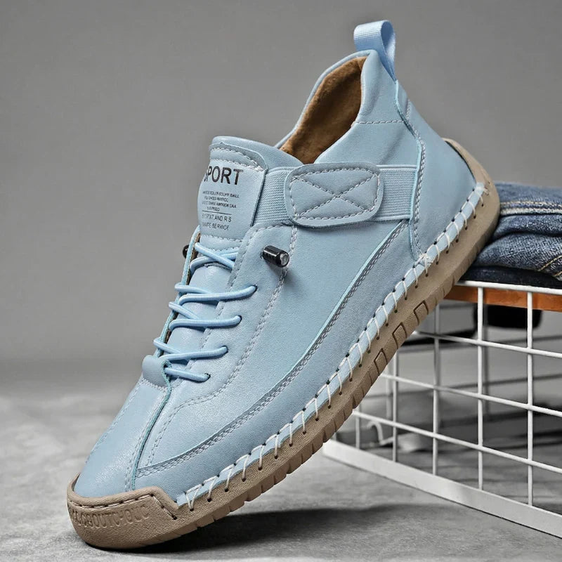Groene leren herensneakers vanuit een lage hoek, benadrukt de dynamische lijnvoering.