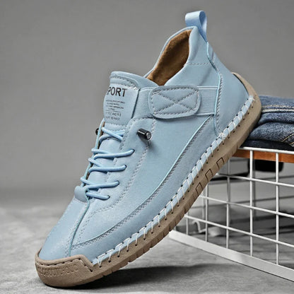 Groene leren herensneakers vanuit een lage hoek, benadrukt de dynamische lijnvoering.
