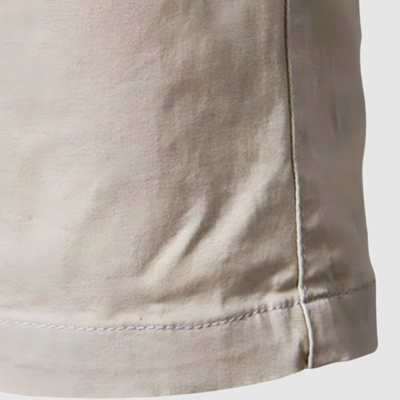 Detail van de stiksels langs de zoom van de Loris katoenen shorts, wat de duurzaamheid aangeeft.