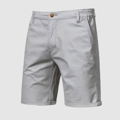 Close-up van de tailleband van de Loris katoenen shorts, met de stevige constructie en riemlussen.