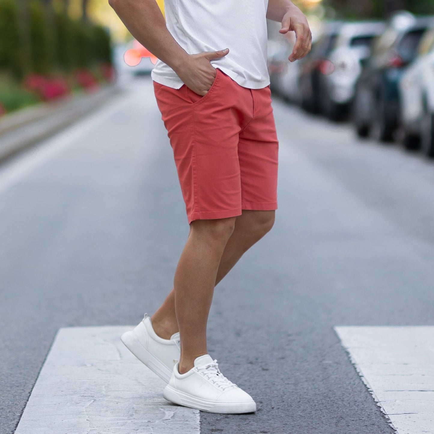Achterzijde van de beige Loris shorts voor heren, met de achterzakken en de nette afwerking.