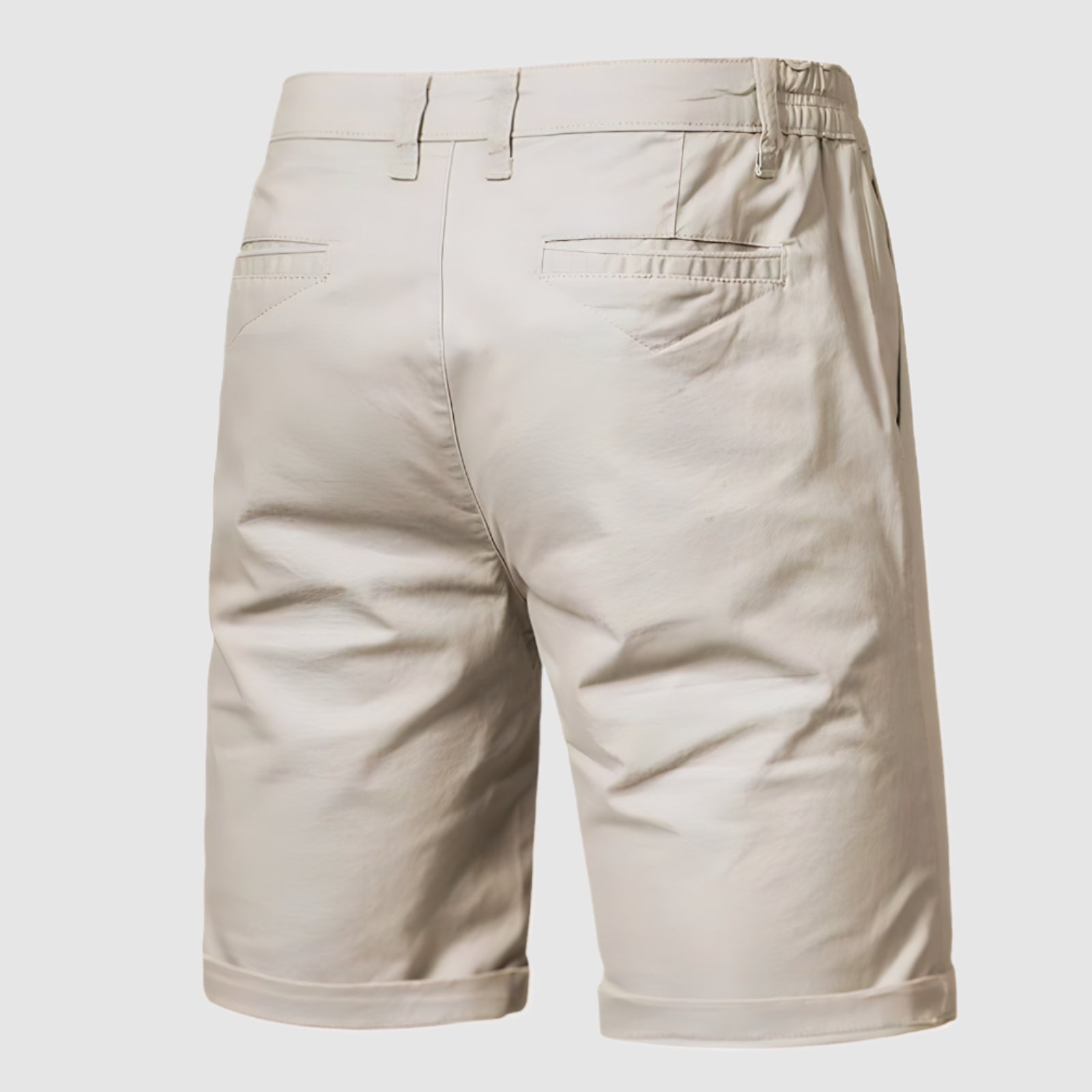 Een man zit ontspannen in de Loris herenshorts, met zicht op de comfortabele pasvorm en bewegingsvrijheid.