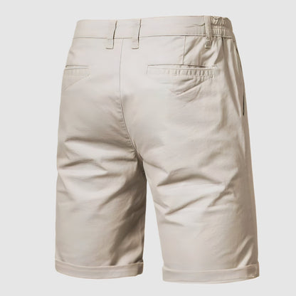 Een man zit ontspannen in de Loris herenshorts, met zicht op de comfortabele pasvorm en bewegingsvrijheid.
