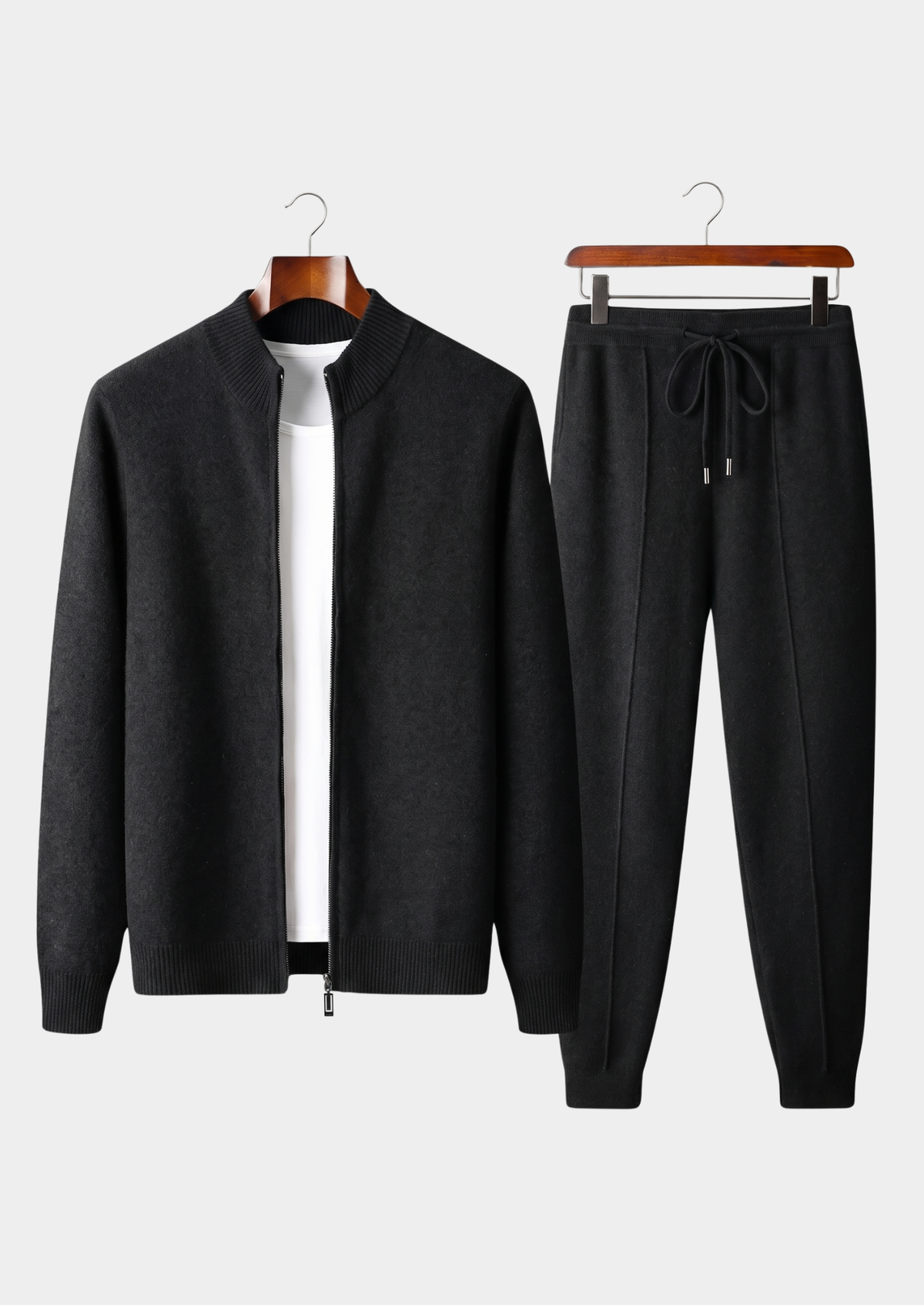 Model in een ontspannen houding, genietend van het ultieme comfort van de wollen sweater.