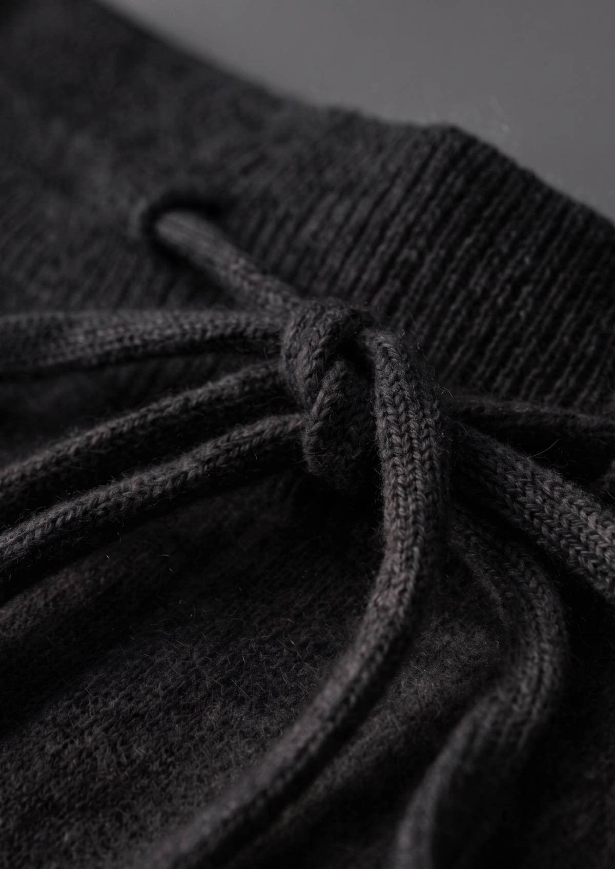 Beige Merino wollen sweater, stijlvol gecombineerd met een lichte broek voor een frisse look.