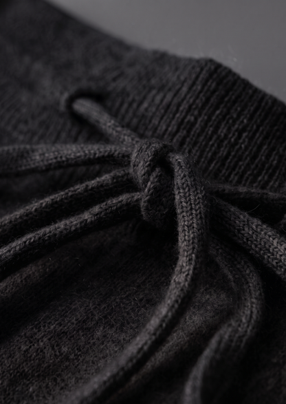Beige Merino wollen sweater, stijlvol gecombineerd met een lichte broek voor een frisse look.