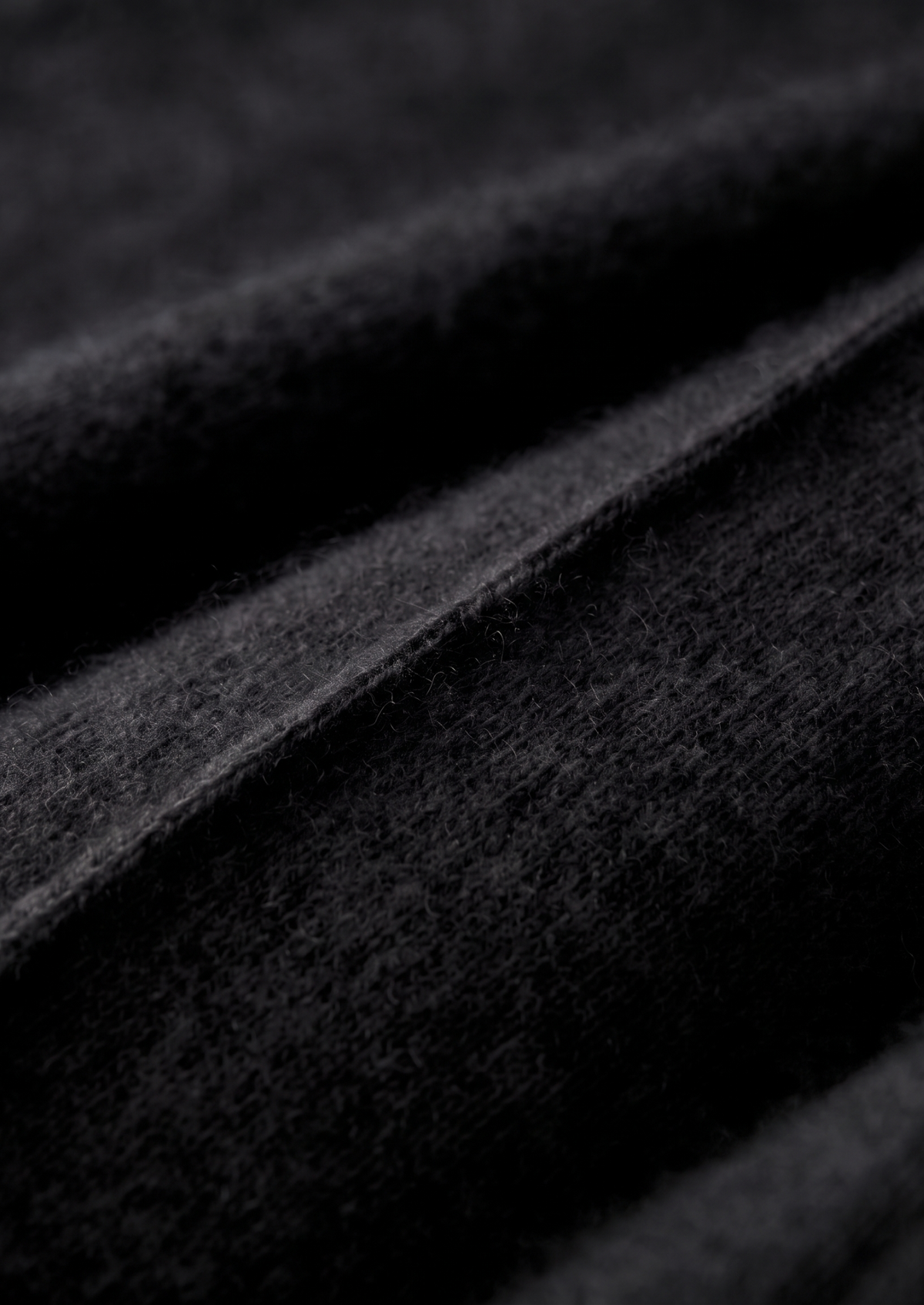 Donkergrijze Merino wollen sweater, veelzijdig te combineren voor diverse gelegenheden en stijlen.