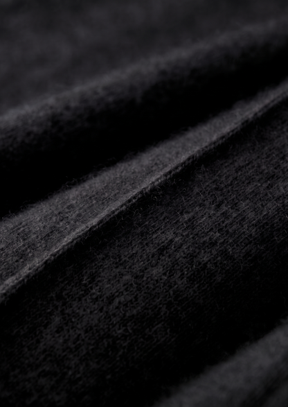 Donkergrijze Merino wollen sweater, veelzijdig te combineren voor diverse gelegenheden en stijlen.