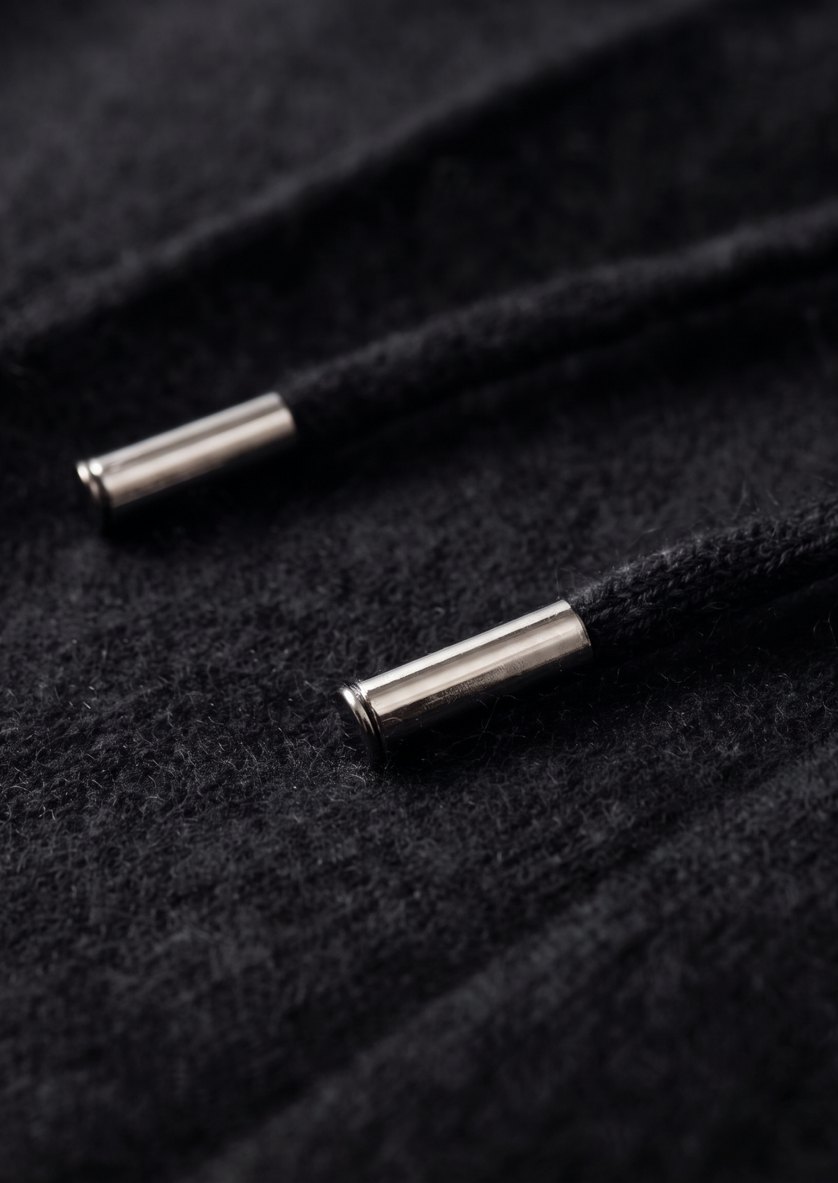 Navy Merino wollen sweater, met een donkere broek voor een chique en tijdloze avondoutfit.