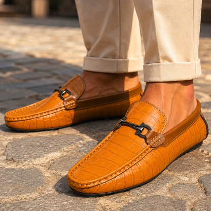 Detailopname van het elegante gespdetail op de wreef van de Lukas leren loafers, benadrukkend de metaalglans.