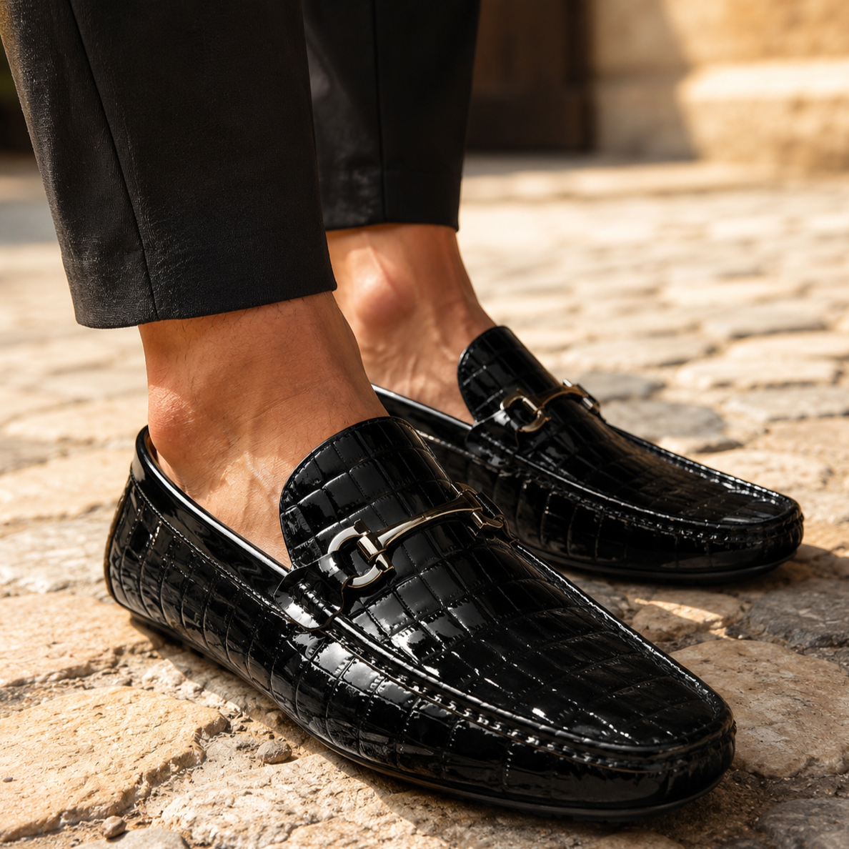 Model draagt de Lukas leren loafers in een zakelijke setting, gecombineerd met een pantalon, wat de veelzijdigheid toont.