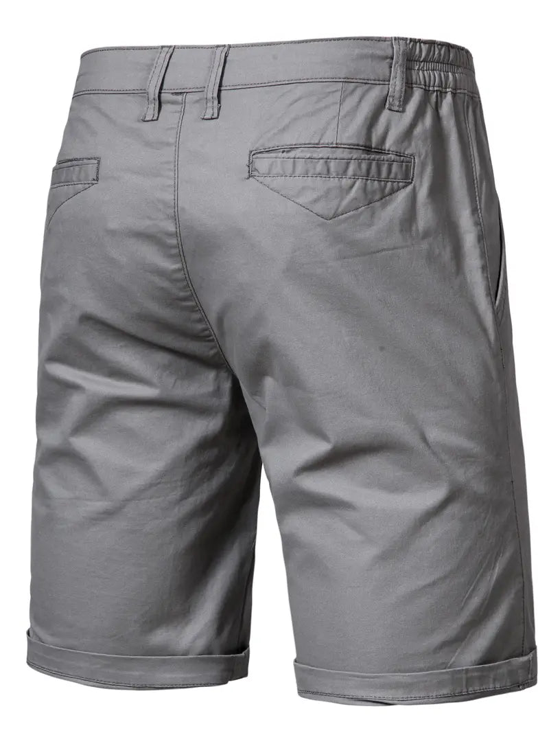 Lichtgrijze katoenen shorts, gecombineerd met een casual overhemd.
