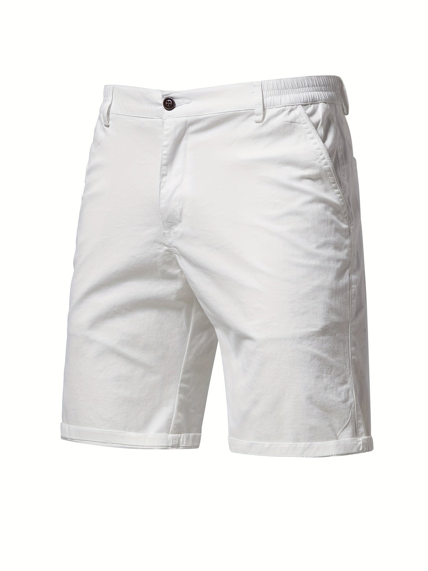 Model draagt lichtblauwe katoenen shorts, ontspannen zittend, met focus op comfort.