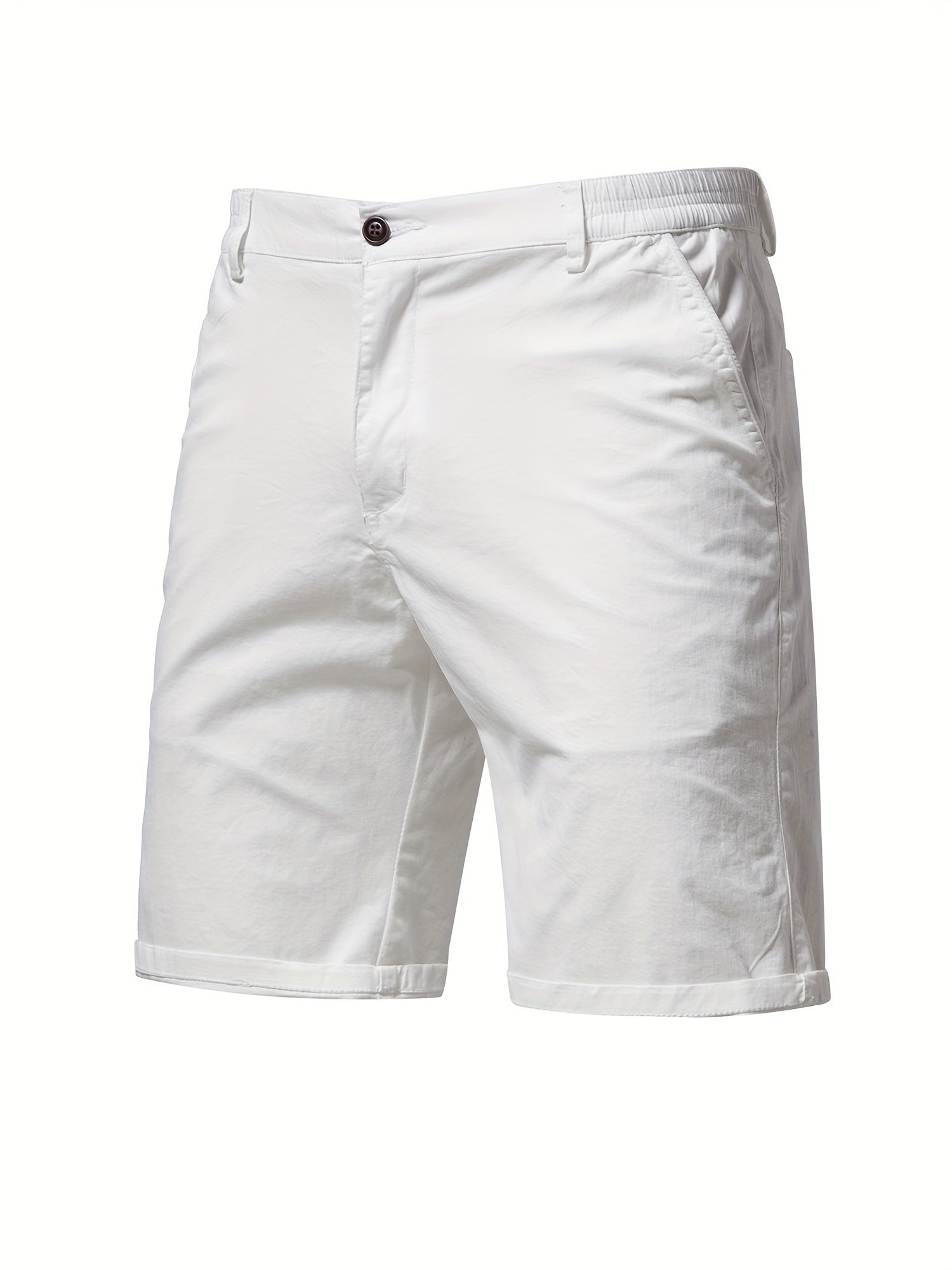 Model draagt lichtblauwe katoenen shorts, ontspannen zittend, met focus op comfort.