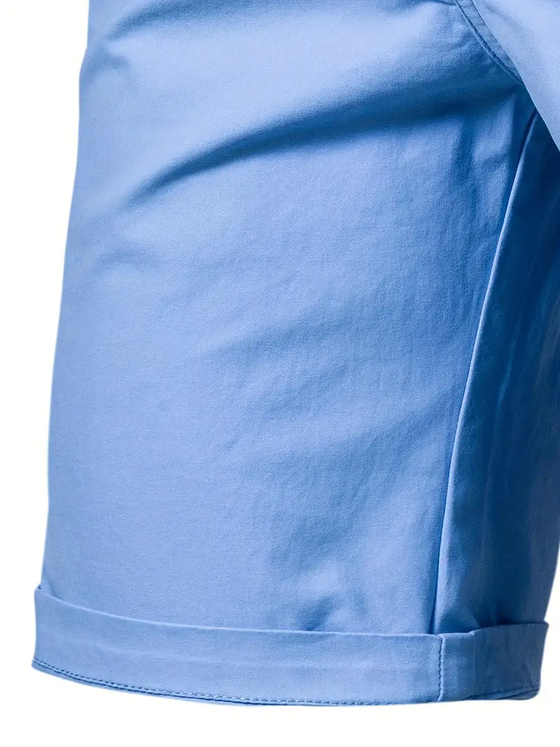 Zwarte katoenen shorts gedragen door een man, zittend, met focus op de pasvorm.