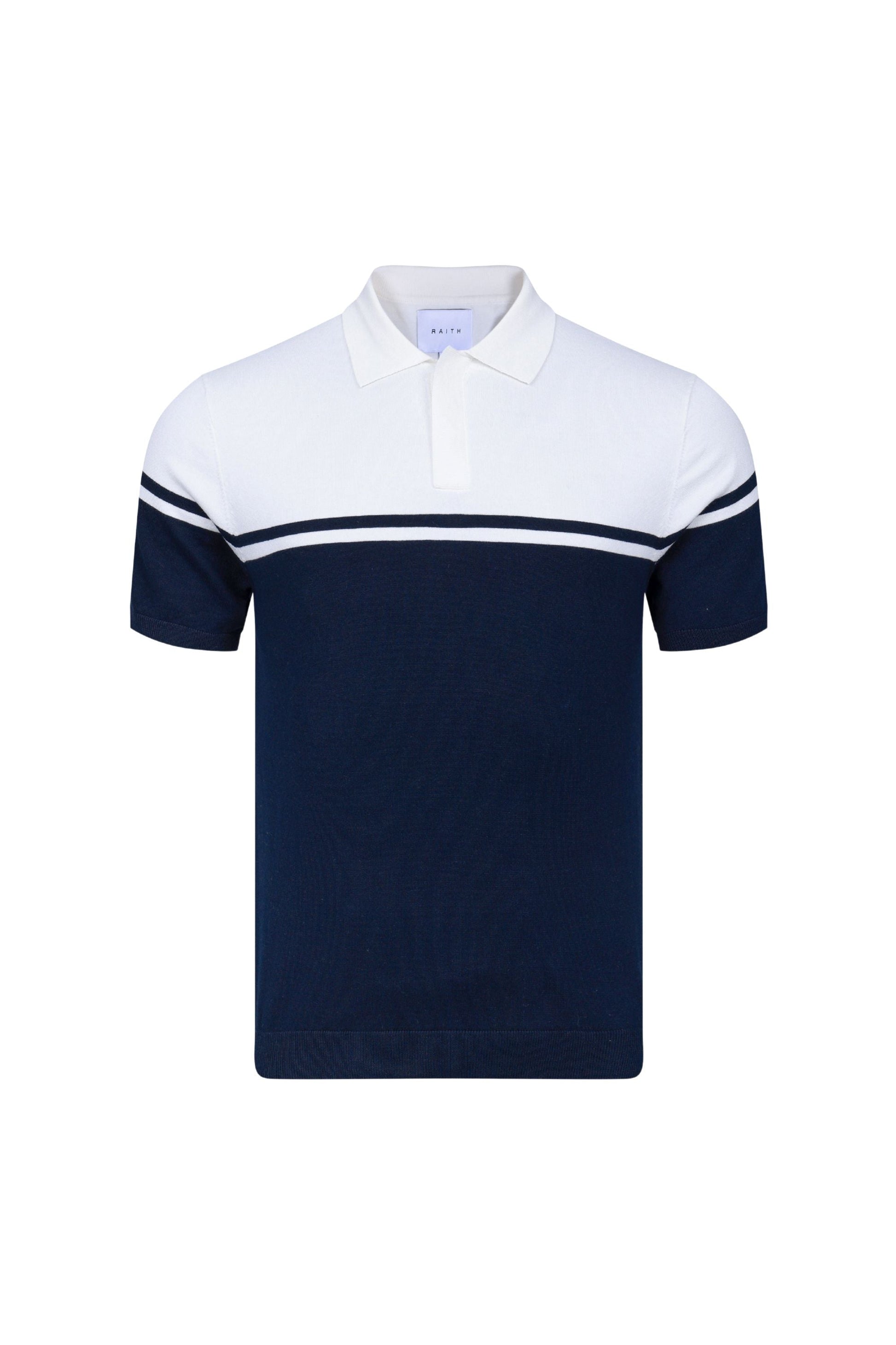 Gedetailleerde close-up van de klassieke polokraag van het gebreide poloshirt, met fijne knoopjes.