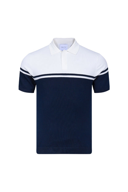 Gedetailleerde close-up van de klassieke polokraag van het gebreide poloshirt, met fijne knoopjes.
