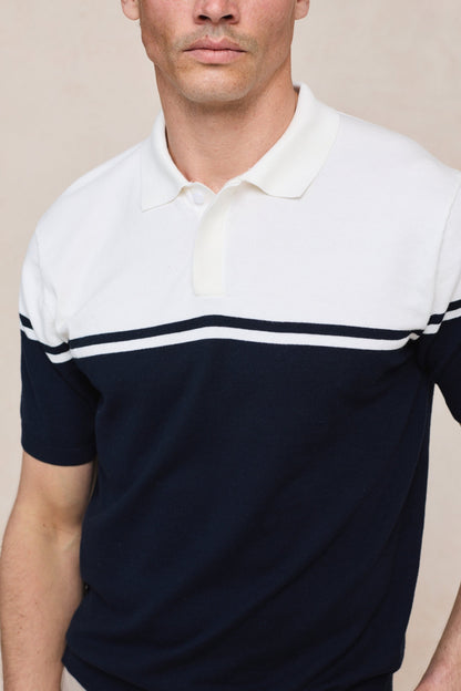Close-up van de ademende katoenmix stof van het gebreide poloshirt, met zichtbare weefstructuur.