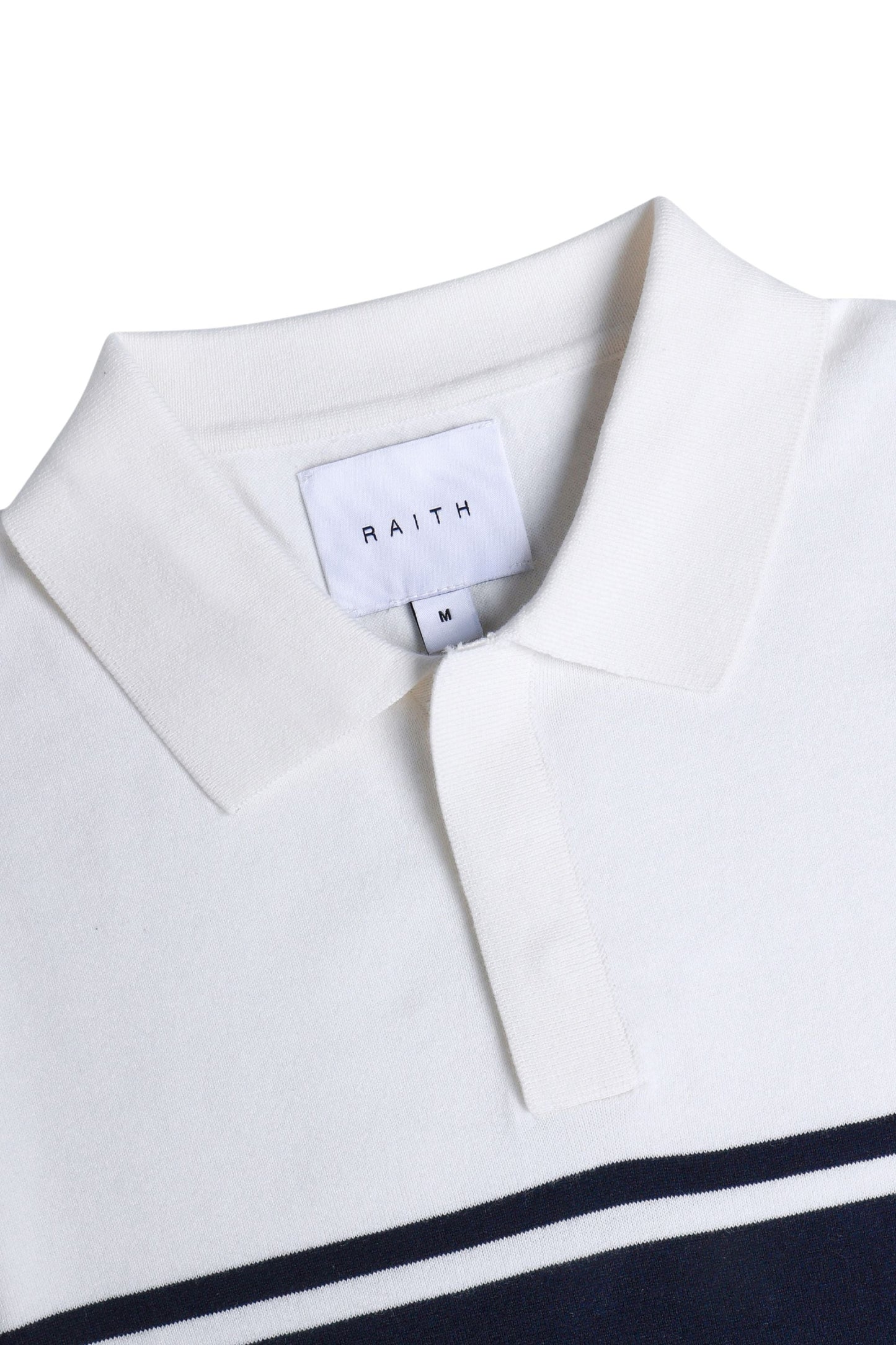 Man in het gebreide poloshirt genietend van een zonnige middag, straalt comfort en zelfvertrouwen uit.