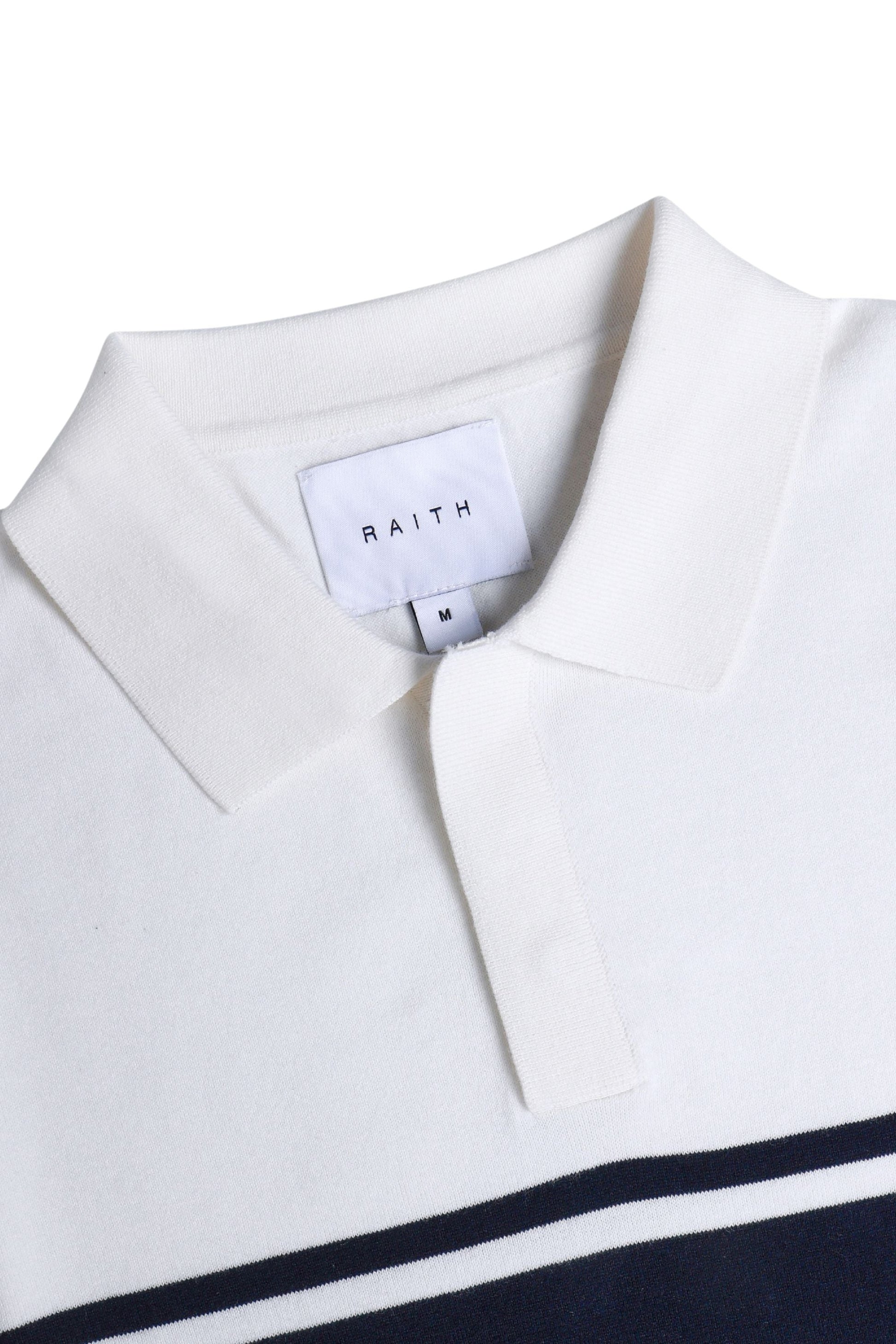Man in het gebreide poloshirt genietend van een zonnige middag, straalt comfort en zelfvertrouwen uit.