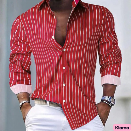 Detailopname van de fijne strepen en de textuur van het hoogwaardige materiaal van het gestreepte shirt.