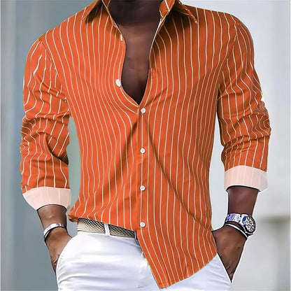 Close-up van de kraag en de knopen van het gestreepte shirt, met aandacht voor de afwerking en kwaliteit.