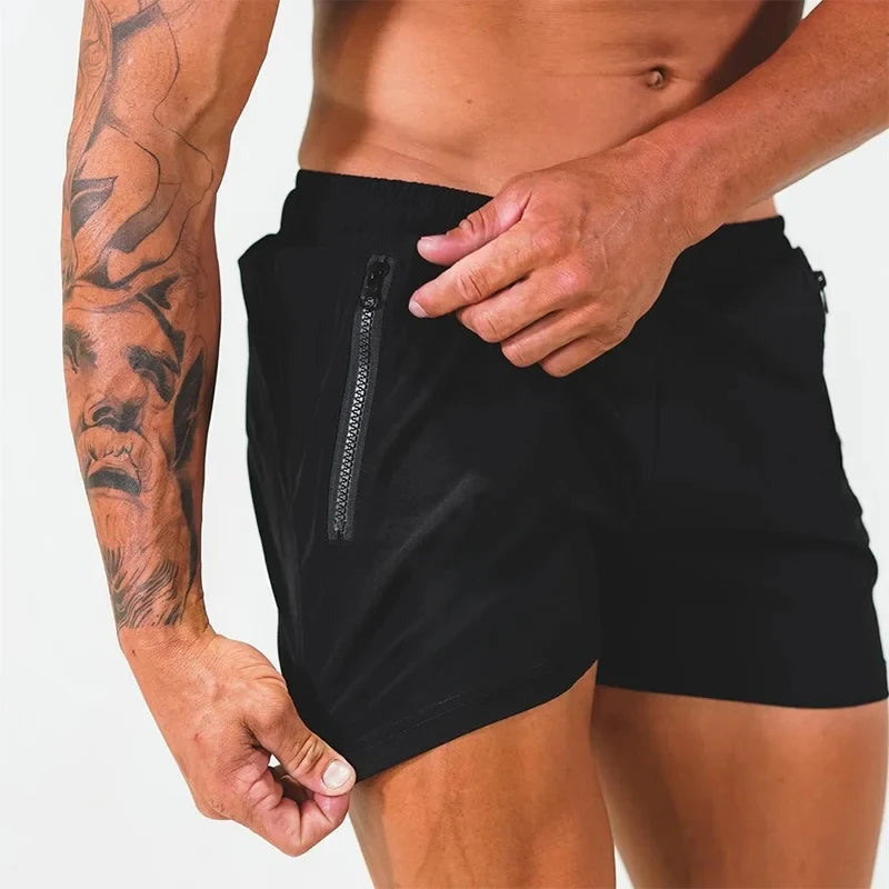 De rode Max zwemshort op een model, toont de veelzijdigheid voor zowel zwemmen als casual dragen op een zomerse dag.
