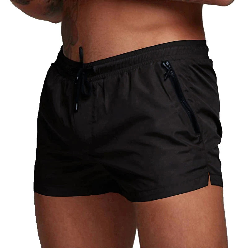 Achteraanzicht van de kaki Max zwemshort, met aandacht voor de details van de stiksels en de pasvorm rond de heupen.